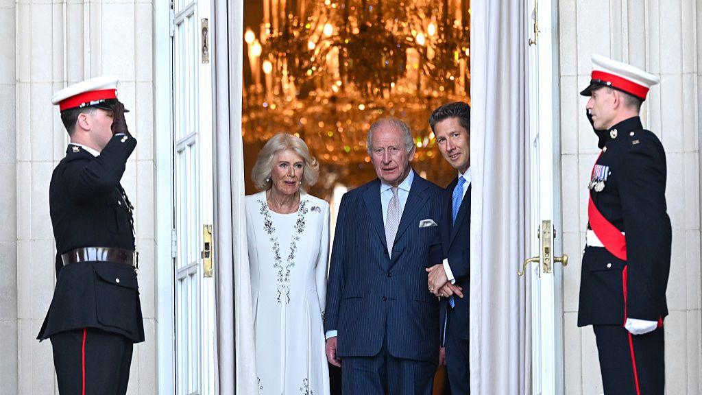 Gardisti, čaj i pčele: Prva zvanična poseta britanskog kraljevskog para Americi 1 Kraljica Kamila, kralj Čarls Treći i ser Kristijan Tarner, britanski ambasador u SAD
