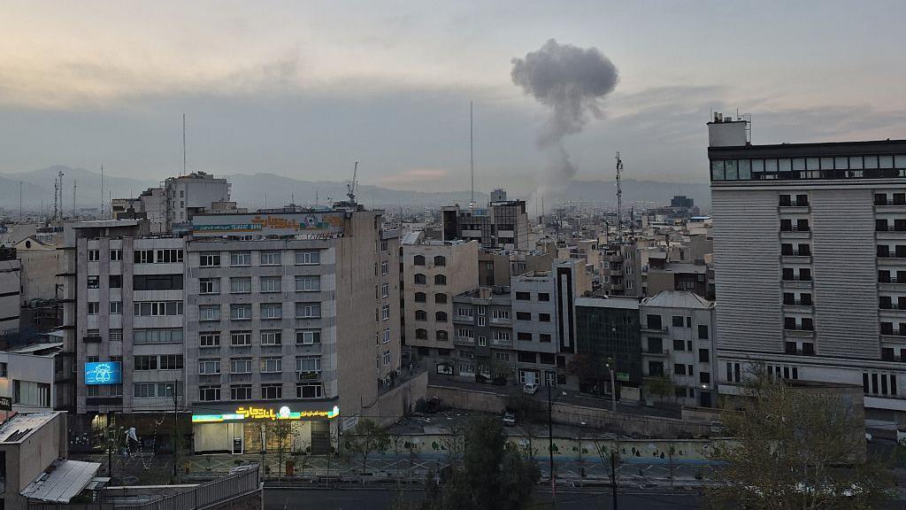 Dim se diže od eksplozija koje su pogodile zgrade u Teheranu, Iran, 1. aprila 2026.
