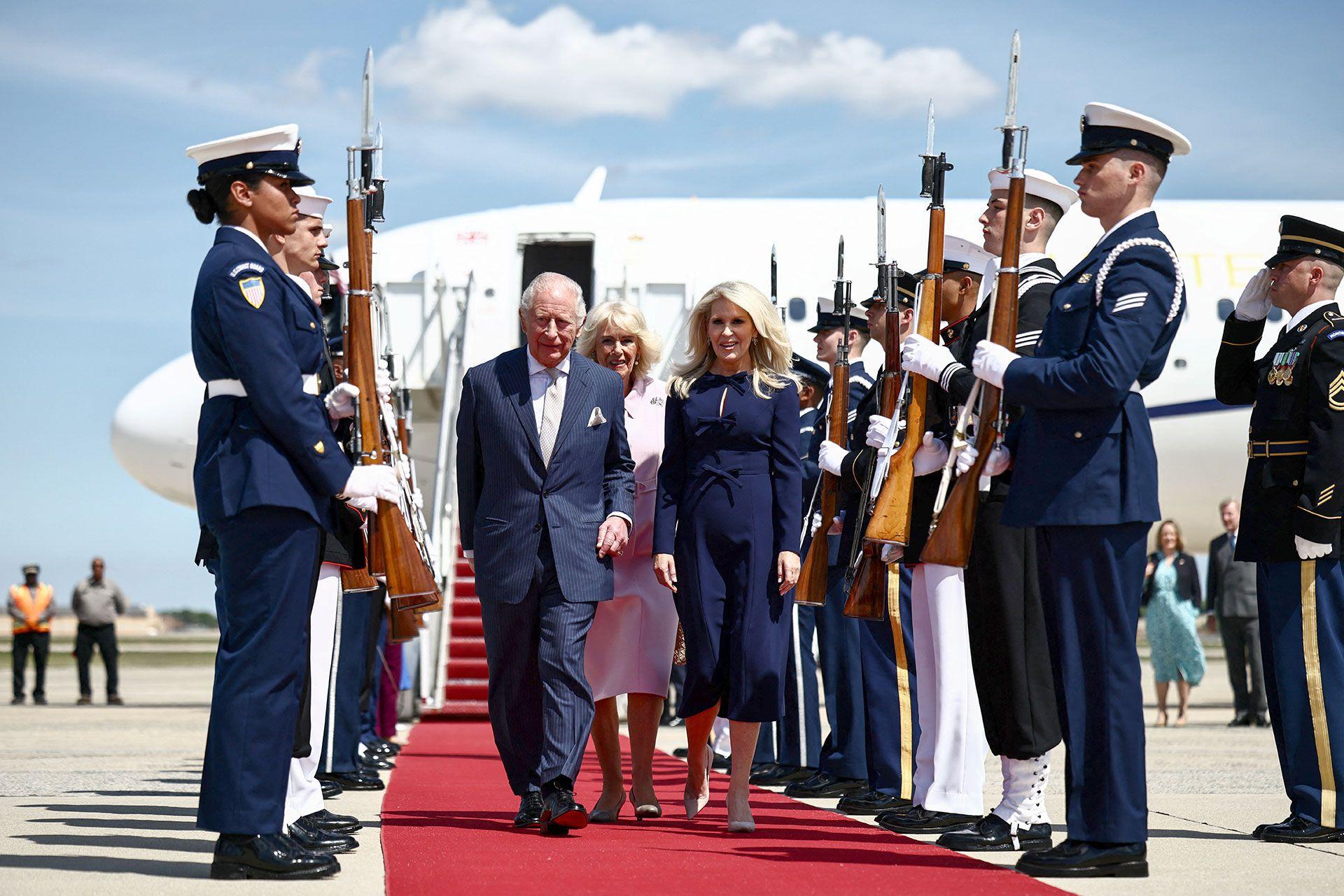 Gardisti, čaj i pčele: Prva zvanična poseta britanskog kraljevskog para Americi 5 Čarls, Kamila i Monika, šefica američkog protokola prolaze crvenim tepihom, sa obe strane gardisti u plavim uniformama