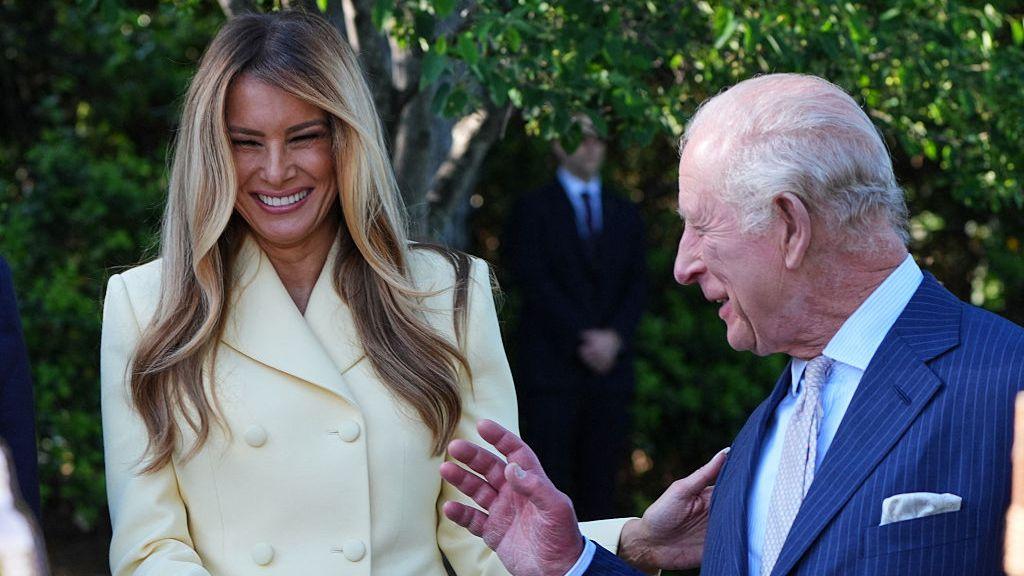 Gardisti, čaj i pčele: Prva zvanična poseta britanskog kraljevskog para Americi 12 Čarls i Melanija razgovaraju u bašti