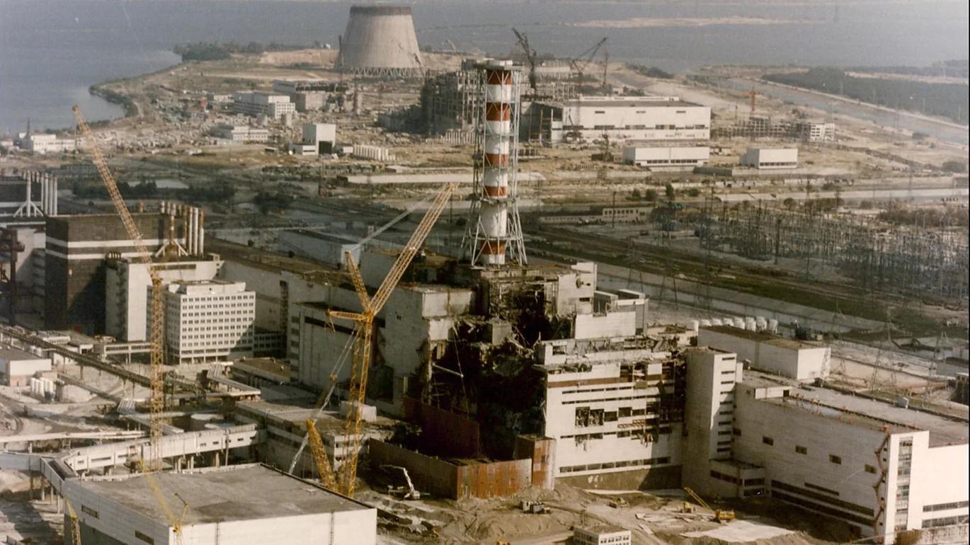 Eksplozija koja je otkrila jezgro u reaktoru broj četiri u Černobilju dogodila se tokom bezbednosnog testa i proširila je visoko reaktivni materijal