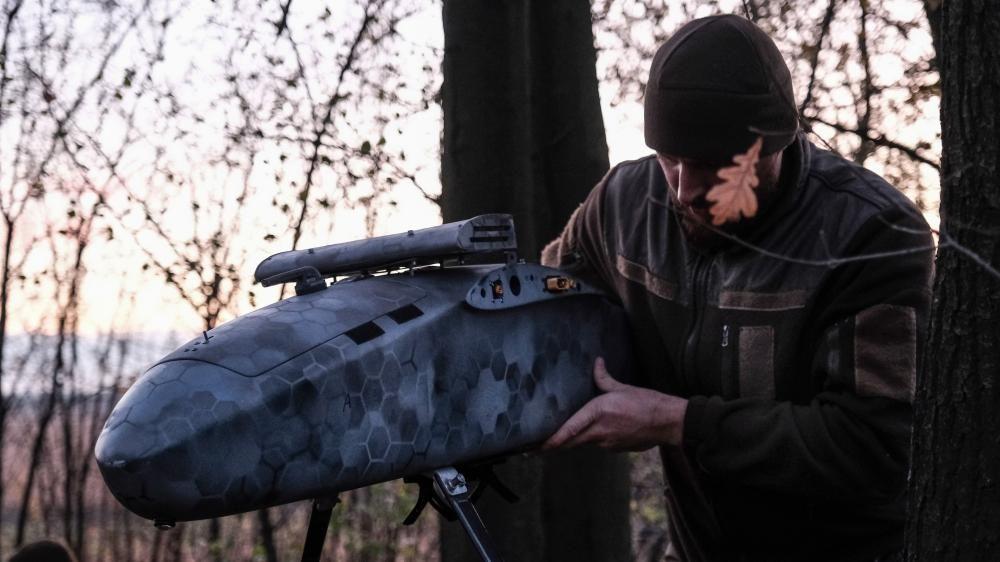 Mirovni pregovori u zastoju, Rusija tvrdi da je zauzela ceo Lugansk 6 Pilot u vojničkoj uniformi sklapa bombarderski dron u šumi