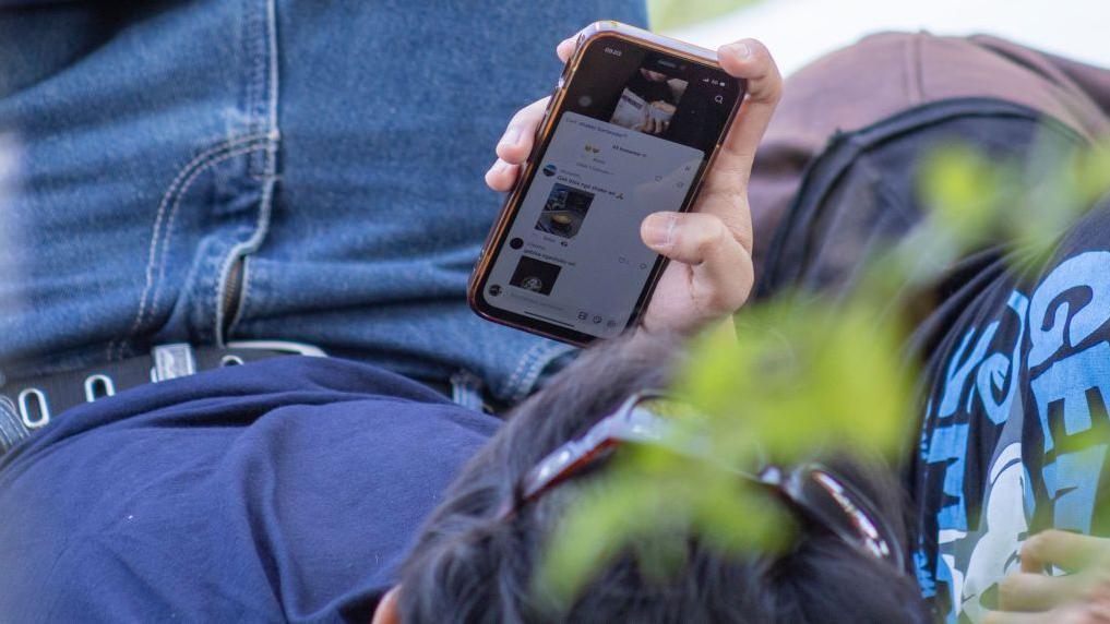 I Grčka uvodi zabranu društvenih mreža za mlađe od 15, šta se dešava u Srbiji 1 dečak gleda u telefon