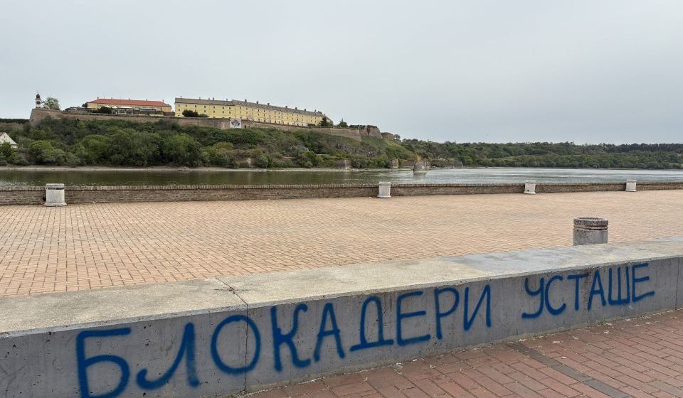 Kej u Novom Sadu ponovo išaran parolama protiv studenata: Na bedemu kod Spomenika žrtvama racije sramotni grafiti mržnje 1