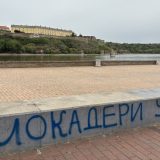 Kej u Novom Sadu ponovo išaran parolama protiv studenata: Na bedemu kod Spomenika žrtvama racije sramotni grafiti mržnje 5
