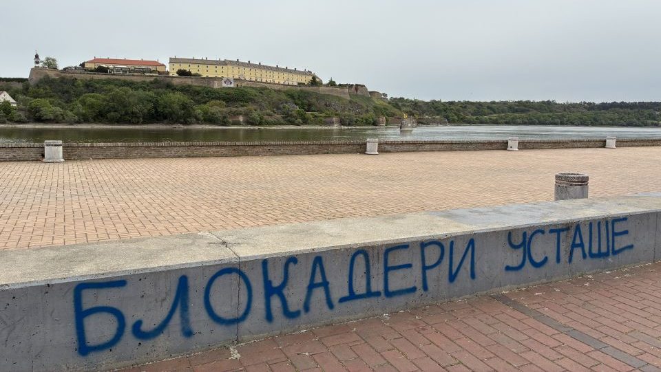 Vučićevim medijima se ne veruje, pa zato lojalisti moraju u tri smene da ispisuju uvredljive grafite 3 Vučićevim medijima se ne veruje, pa zato lojalisti moraju u tri smene da ispisuju uvredljive grafite 3