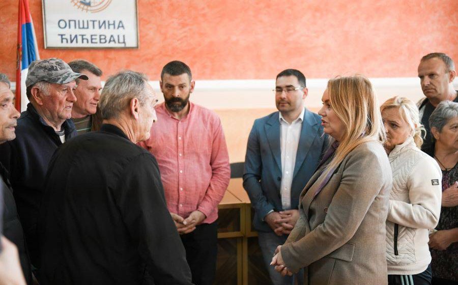 Komesarijat za izbeglice uručio pakete hrane za 49 ugroženih porodica u opštini Ćićevac 1