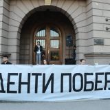 Studenti u Beogradu dele nalepnice Studenti pobeđuju, ispred Skupštine transparent vlasti 2