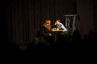 Umetnost koja leči: Predstava „Crveni šešir“ za kraj marta u teatru humanosti 2