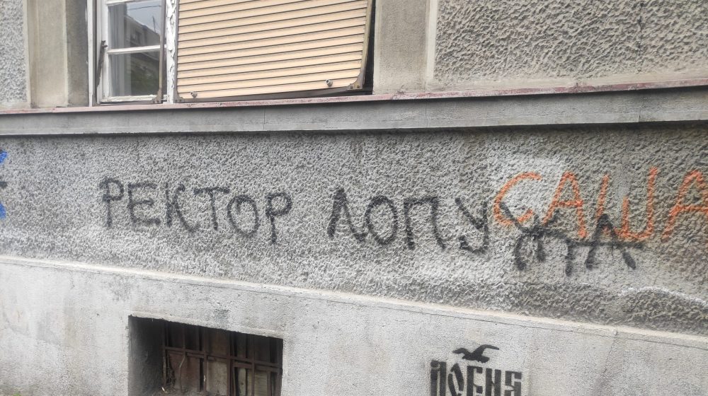 Vučićevim medijima se ne veruje, pa zato lojalisti moraju u tri smene da ispisuju uvredljive grafite 1
