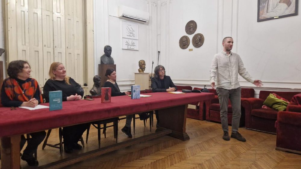 DRUŠTVO - nagrada Udruženja književnih prevodilaca Srbije (UKPS) „Ljubiša Rajić“, koja se svake druge godine dodeljuje za najbolji prvi prevod proze ili poezije za 2024/25. godinu dodeljena je i uručena Aleksi Vasiljeviću, za prevod s engleskog jezika romana „Slušna Truba“, autorke Leonore Karington