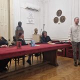 DRUŠTVO - nagrada Udruženja književnih prevodilaca Srbije (UKPS) „Ljubiša Rajić“, koja se svake druge godine dodeljuje za najbolji prvi prevod proze ili poezije za 2024/25. godinu dodeljena je i uručena Aleksi Vasiljeviću, za prevod s engleskog jezika romana „Slušna Truba“, autorke Leonore Karington