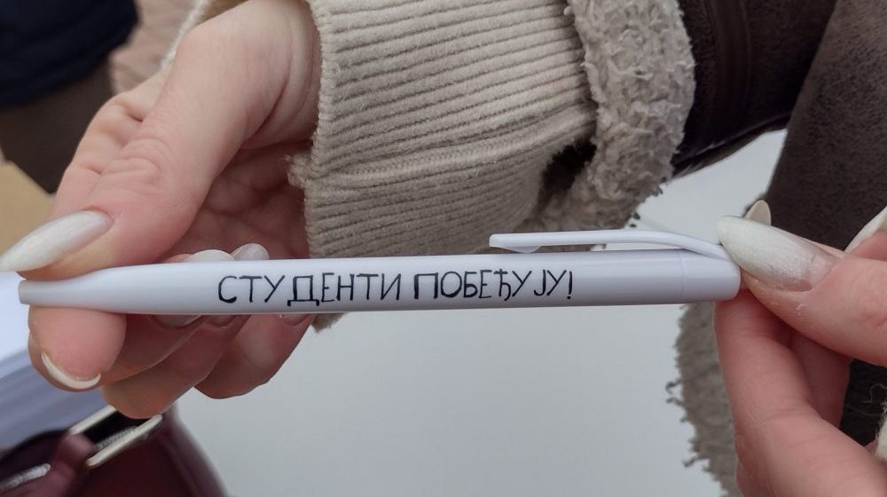 Studenti delili nalepnice u Kruševcu, komunalna policija kažnjavala one koji ih lepe 1