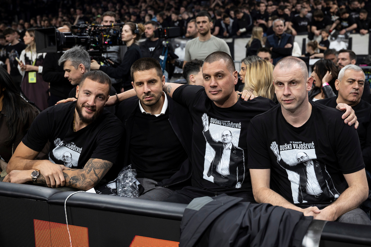 (VIDEO) Arena je plakala: Partizan i navijači se oprostili od Duška Vujoševića 1