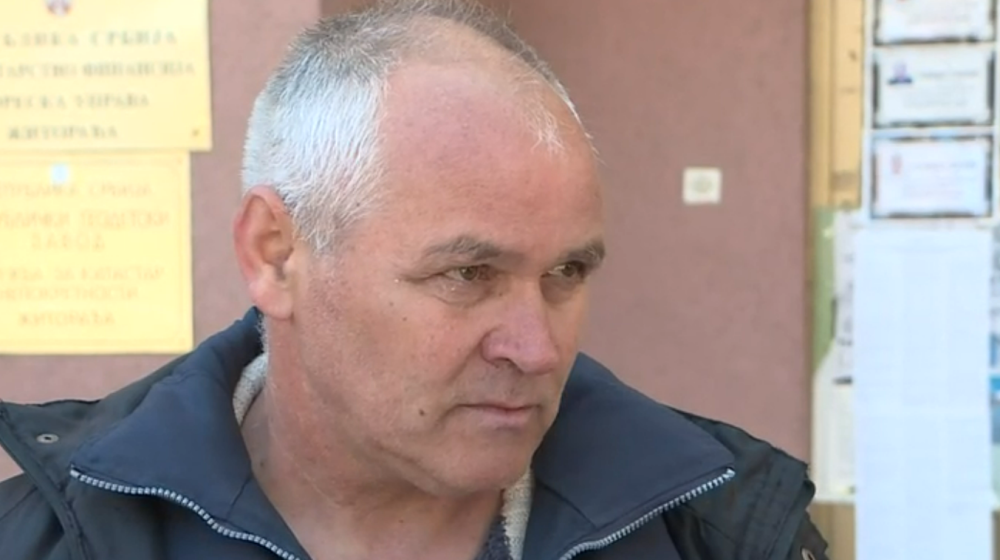 Poljoprivrednik Časlav Mitić treći dan protestuje ispred Opštine Žitorađa: Čitavu deceniju čeka pravdu, a za to vreme ne može da koristi svoje zemljište 1
