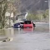 Vatrogasci spasili dve osobe iz bujice na putu Požega–Lučani 2