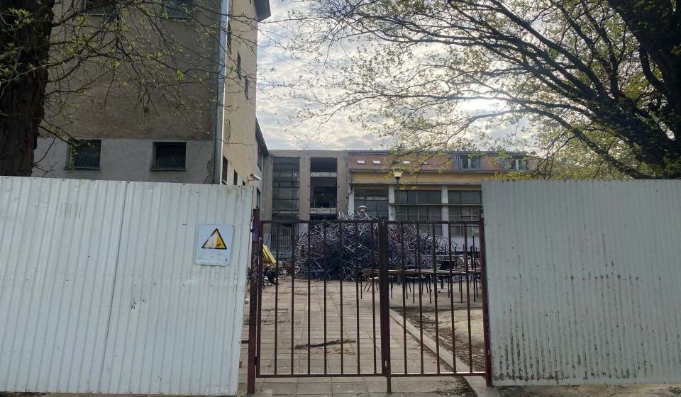 Počinje rušenje stare zgrade OŠ "Miloš Crnjanski" na Satelitu u Novom Sadu 1