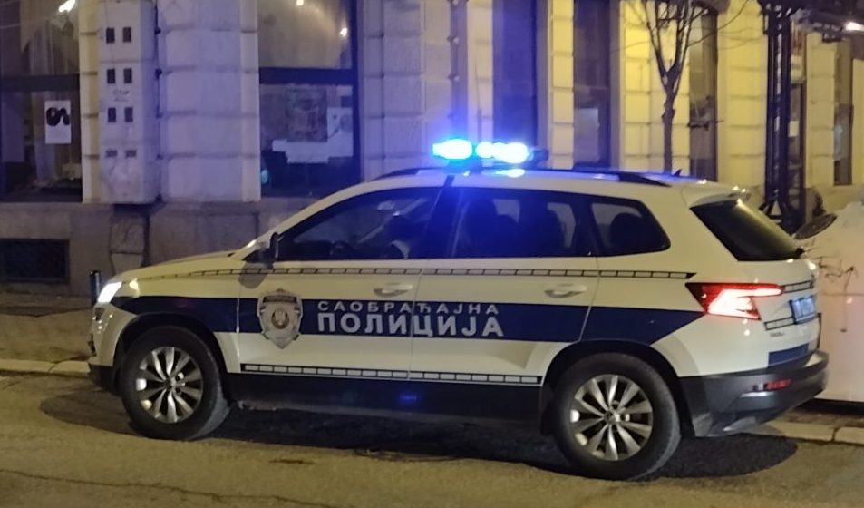 Potpuno goloruk „savladao” semafor: Mladić u Topoli oštetio opštinu za 150.000 dinara 1