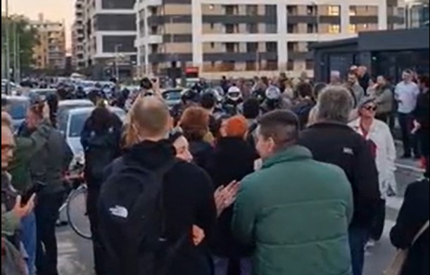 Skup podrške N1: Građani i novinari se okupili ispred zgrade televizije 2