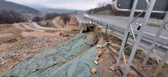 Inženjer poziva na hitnu sanaciju na deonici auto-puta Pakovraće-Požega: "Klizišta i pukotine na nadvožnjaku, a ispod asfalta gurani glina i šljunak" (FOTO/VIDEO) 5