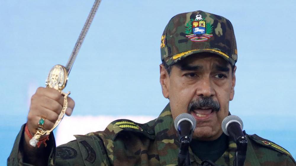 Predsednik Venecuele Nikolas Maduro drži mač Simona Bolivara dok se obraća pripadnicima oružanih snaga