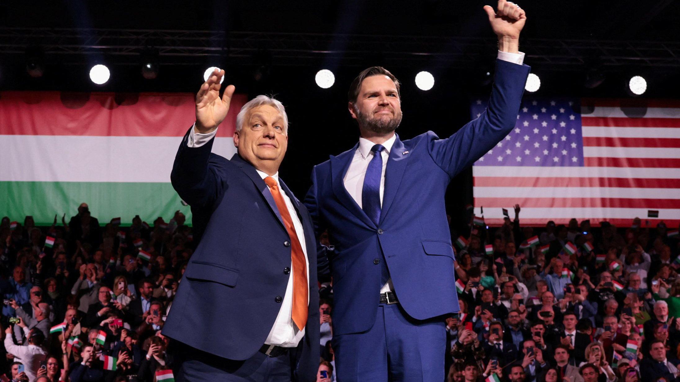 Američki potpredsednik Džej Di Vens zagrljen sa mađarskim premijerom Viktorom Orbanom na bini, u pozadini su zastave Mađarske i SAD