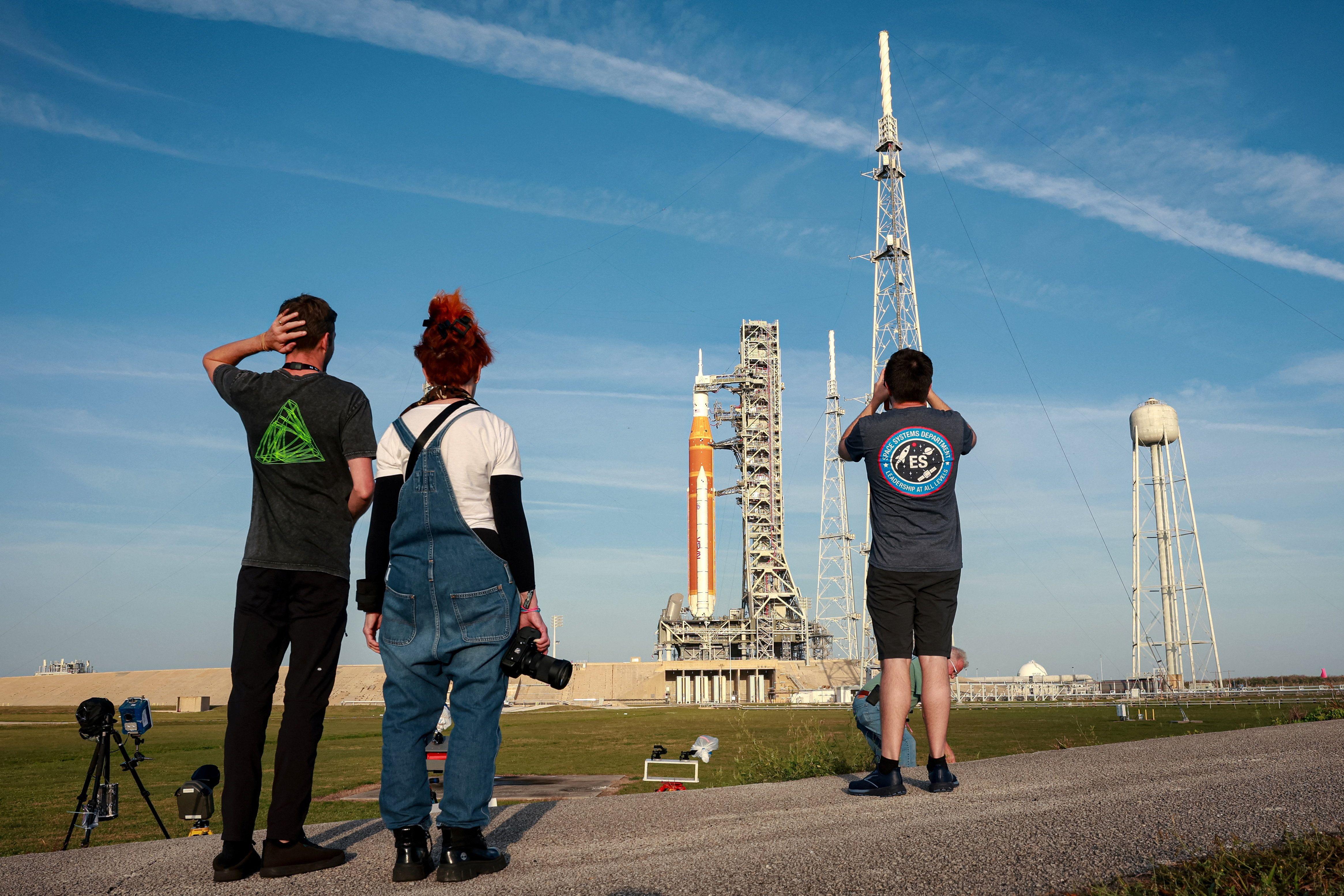 'Mesečeva misija': Ko su astronauti u posadi Artemisa Dva 4 ljudi gledaju u svemirsku raketu