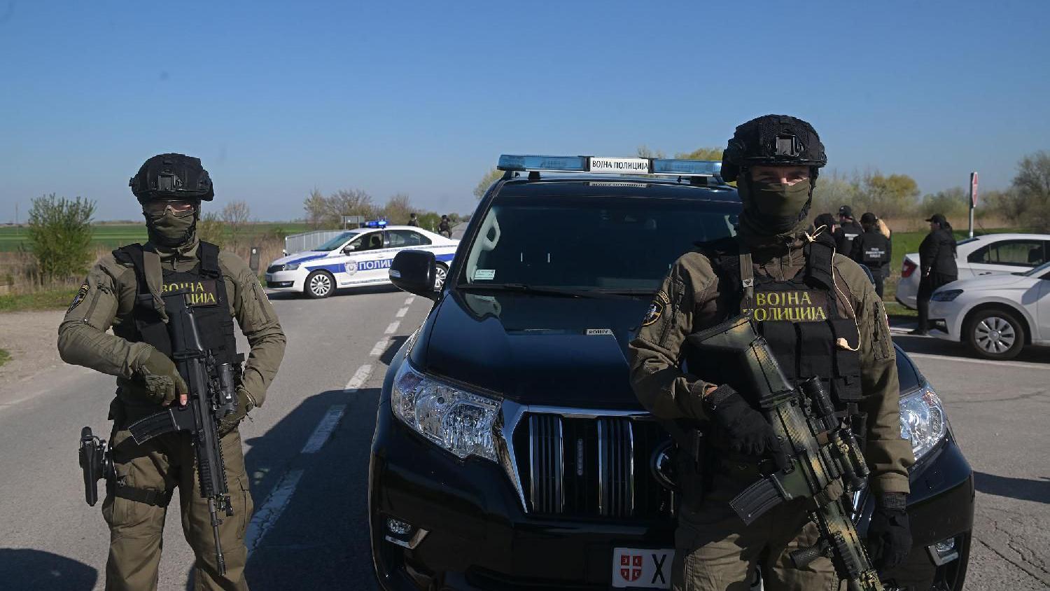 Šta znamo o incidentu sa eksplozivom u Kanjiži 1 Vojna policija pod punom opremom sa puškama u rukama, na cesti stoji ispred automobila