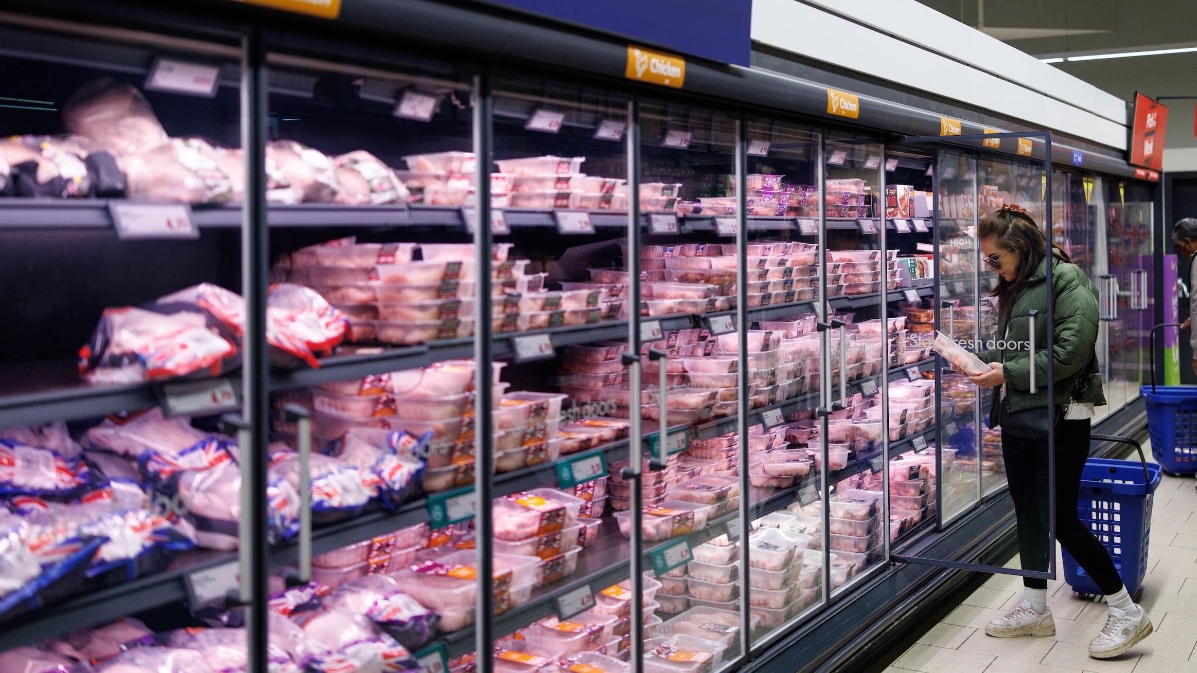 Pet stvari koje treba da znate o Zakonu o potrošačima u Srbiji 1 Žena kupuje meso u supermarketu