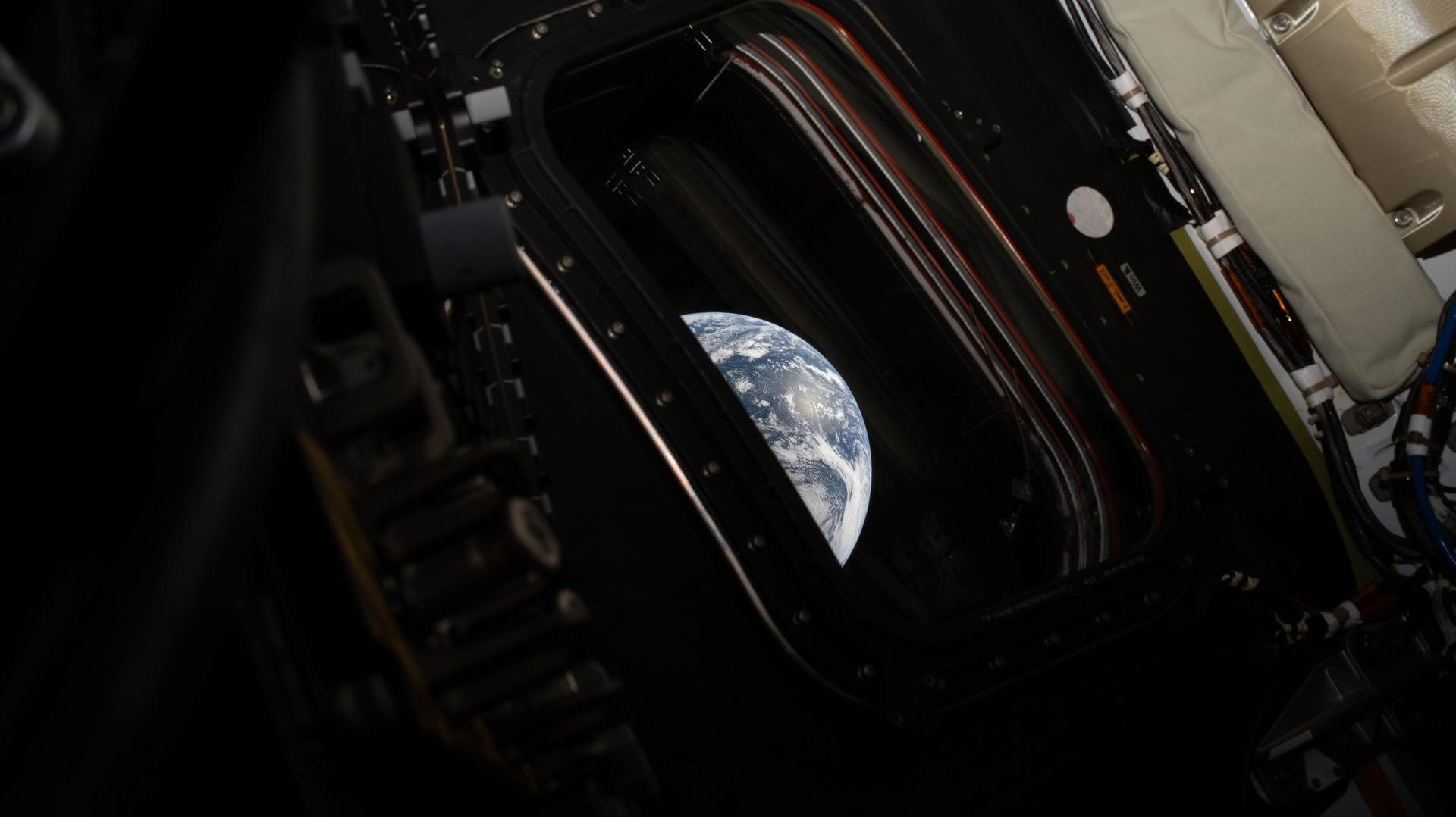 Cover image for Астронавты миссии Artemis II передали первые снимки Земли
