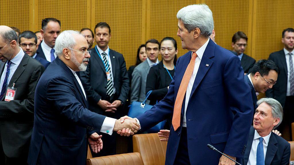 Istorijski razgovori Vensa i Galibafa moraju da premoste duboko nepoverenje 2 Ministar spoljnih poslova Irana Džavad Zarif (levo) i američki državni sekretar Džon Keri tokom poslednje runde pregovora 14. jula 2015. u Beču, u Austriji