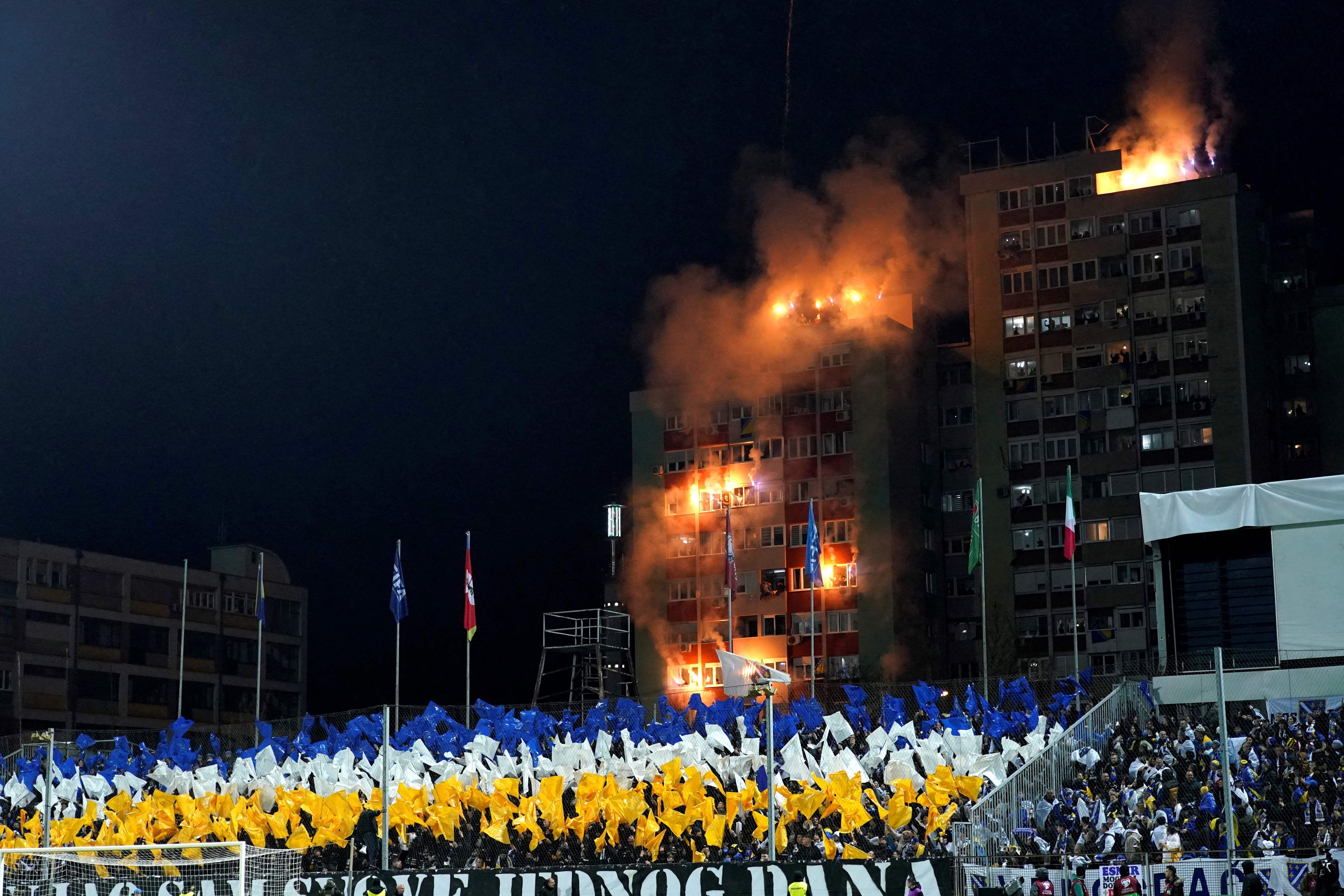 Bosna slavi fudbalere, Italija propušta treće uzastopno svetsko prvenstvo 2 Baklje na soliterima pored stadiona