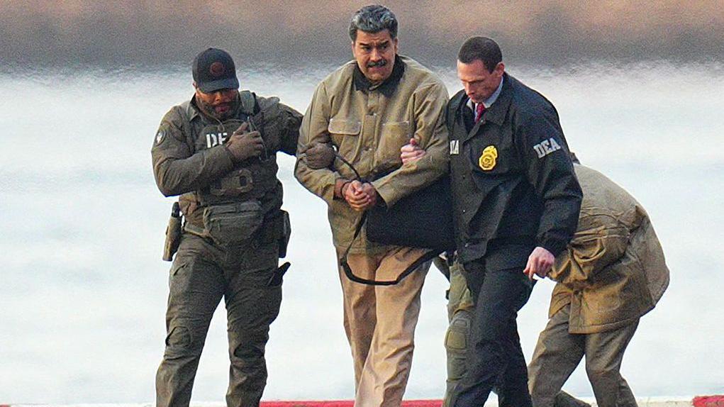 Dvostruki život američkog specijalca: Nekretnine, vojska i klađenje na hapšenje Madura 2 Nikolas Maduro je fotografisan u lisicama nakon sletanja na heliodrom na Menhetnu, u pratnji teško naoružanih federalnih agenata dok ulaze u oklopno vozilo na putu do zgrade saveznog suda na Menhetnu 5. januara 2026. godine.