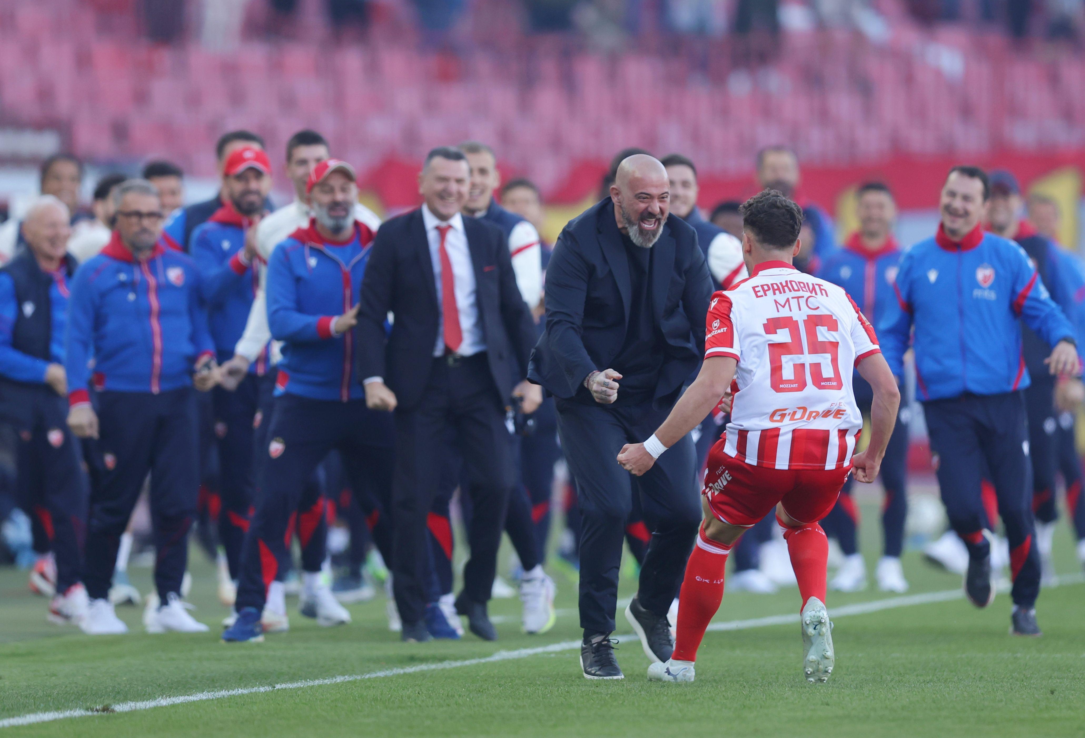 Nastavljena dominacija fudbalera Crvene zvezde i zagrebačkog Dinama 2 Strahinja Eraković, odbrambeni fudbaler Crvene zvezde, slavi vodeći gol protiv Partizana sa trenerom Dejanom Stankovićem. Bio je to prvi gol Erakovića u 'večitim derbijima'
