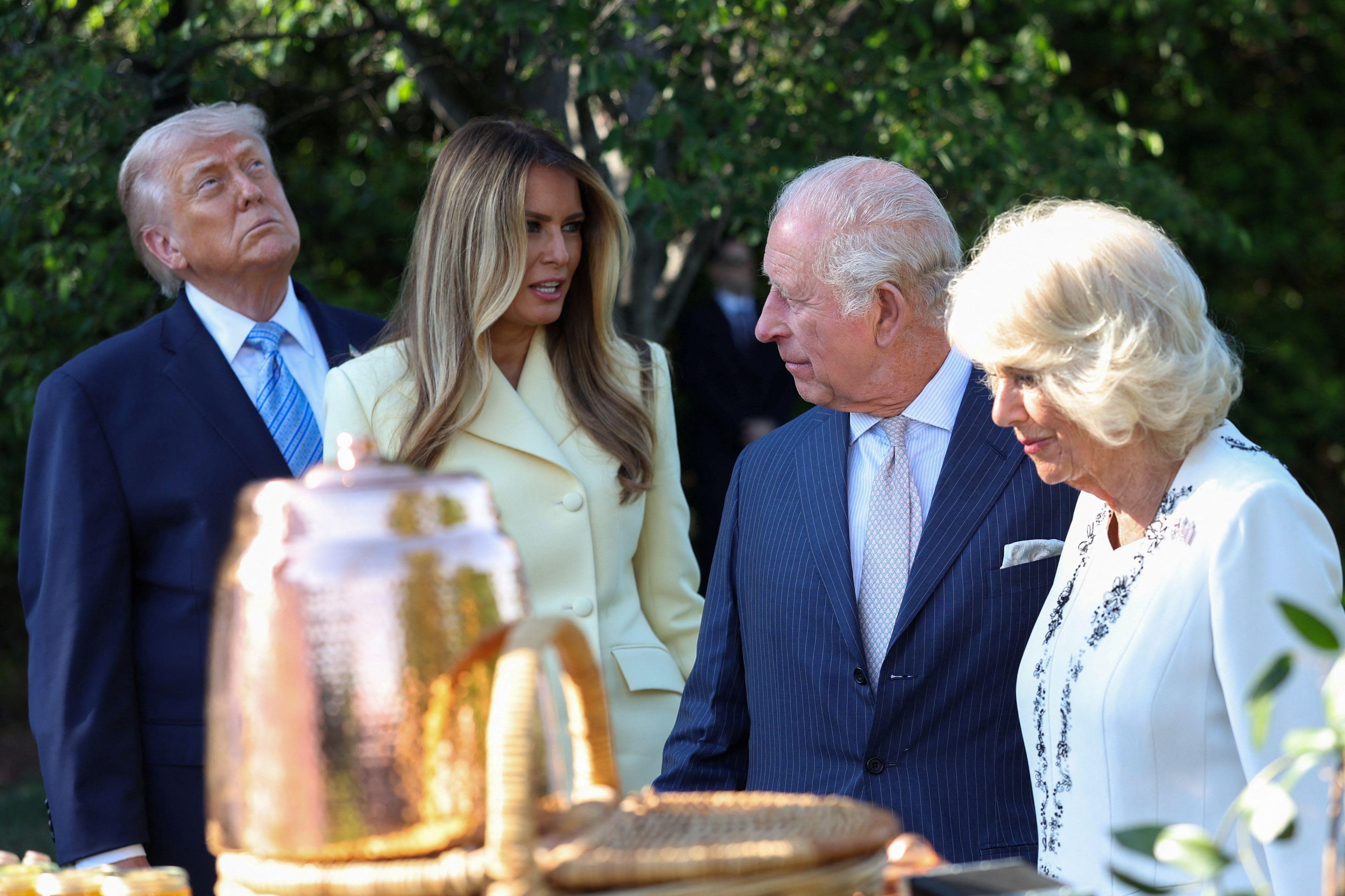 Gardisti, čaj i pčele: Prva zvanična poseta britanskog kraljevskog para Americi 13 donald i melanija tramp sa kraljem i kraljicom