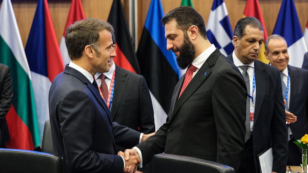 francuski predsednik Emanuel Makron se rukuje sa sirijskim predsednikom Ahmedom al-Šarom 