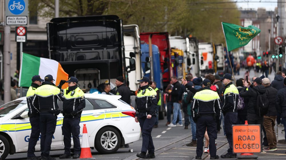 Irska policija uklanja blokade i hapsi demonstrante da bi mogla ponovo da otvori rafineriju 1