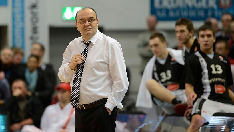 Preminuo Duško Vujošević: Odlazak Partizanovog 'generala' 1 Duško Vujošević kao trener Partizana u sezoni 2012-13, a pozadini se vide Danilo Anđušić, Marko Čakarević i Bogdan Bogdanović