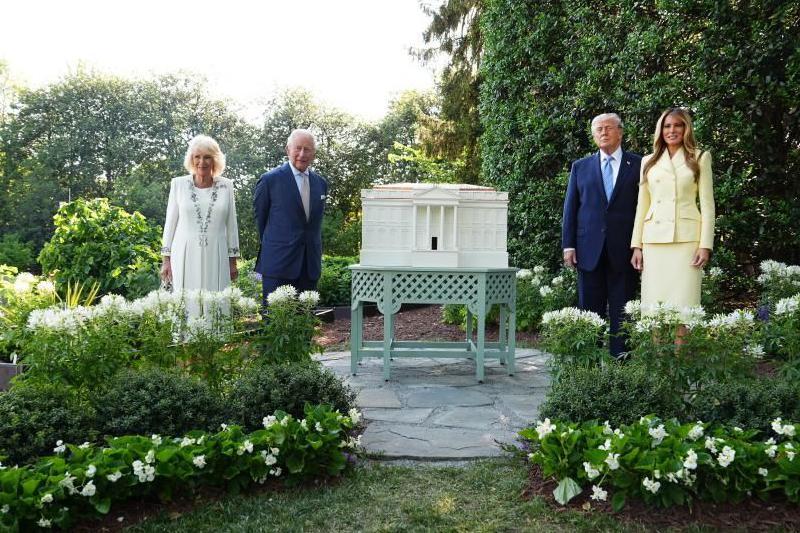 Gardisti, čaj i pčele: Prva zvanična poseta britanskog kraljevskog para Americi 10 Kralj Čarls Treći i kraljica Kamila sa američkim predsednikom i prvom damom u zelenoj bašti pored košnice u obliku Bele kuće
