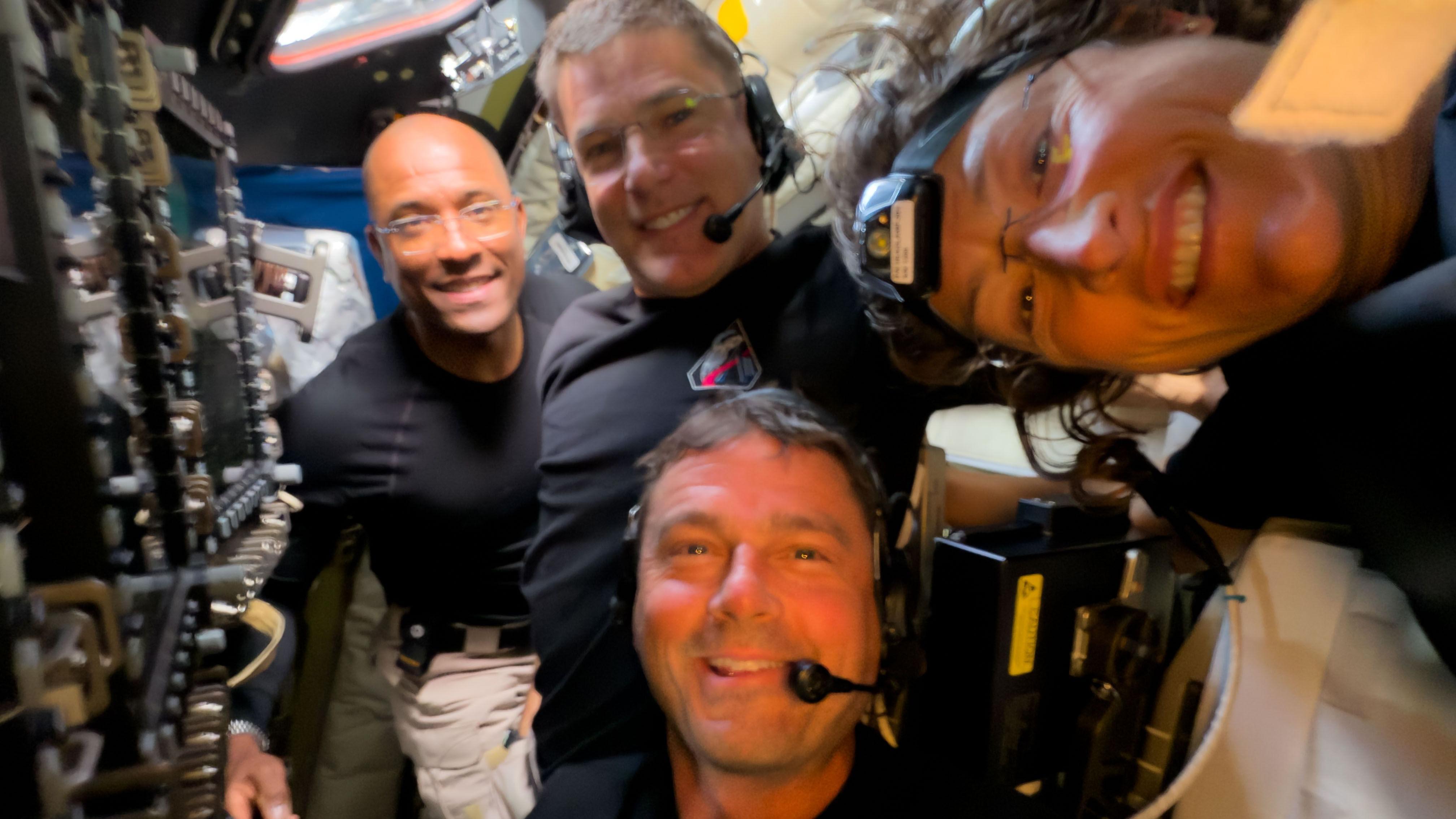 Od uzletanja do spuštanja: BBC novinarka o praćenju istorijske misije do Meseca 2 Rid Vajzmen, Viktor Glover, Kristina Koh i Džeremi Hansen poziraju u kapsuli Orion