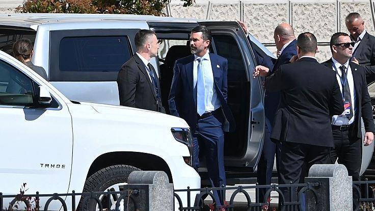 Američka ofanziva: Džej Di Vens u Budimpešti, Donald Tramp mlađi u Banjaluci 3 Donald Tramp mlađi po dolasku u Banjaluku, izlazi iz belog džipa, okružen je obezbeđenjem