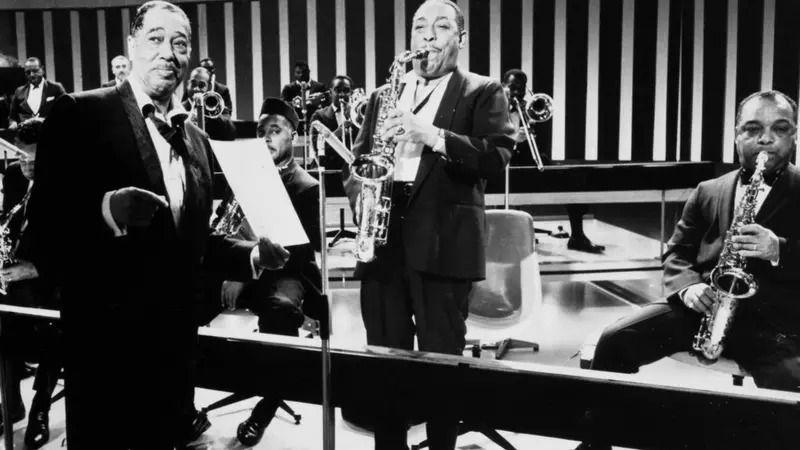 Kako su se zavoleli Djuk Elington i Beograd 6 Djuk Elington u smokingu oko njega nekoliko članova orkestra