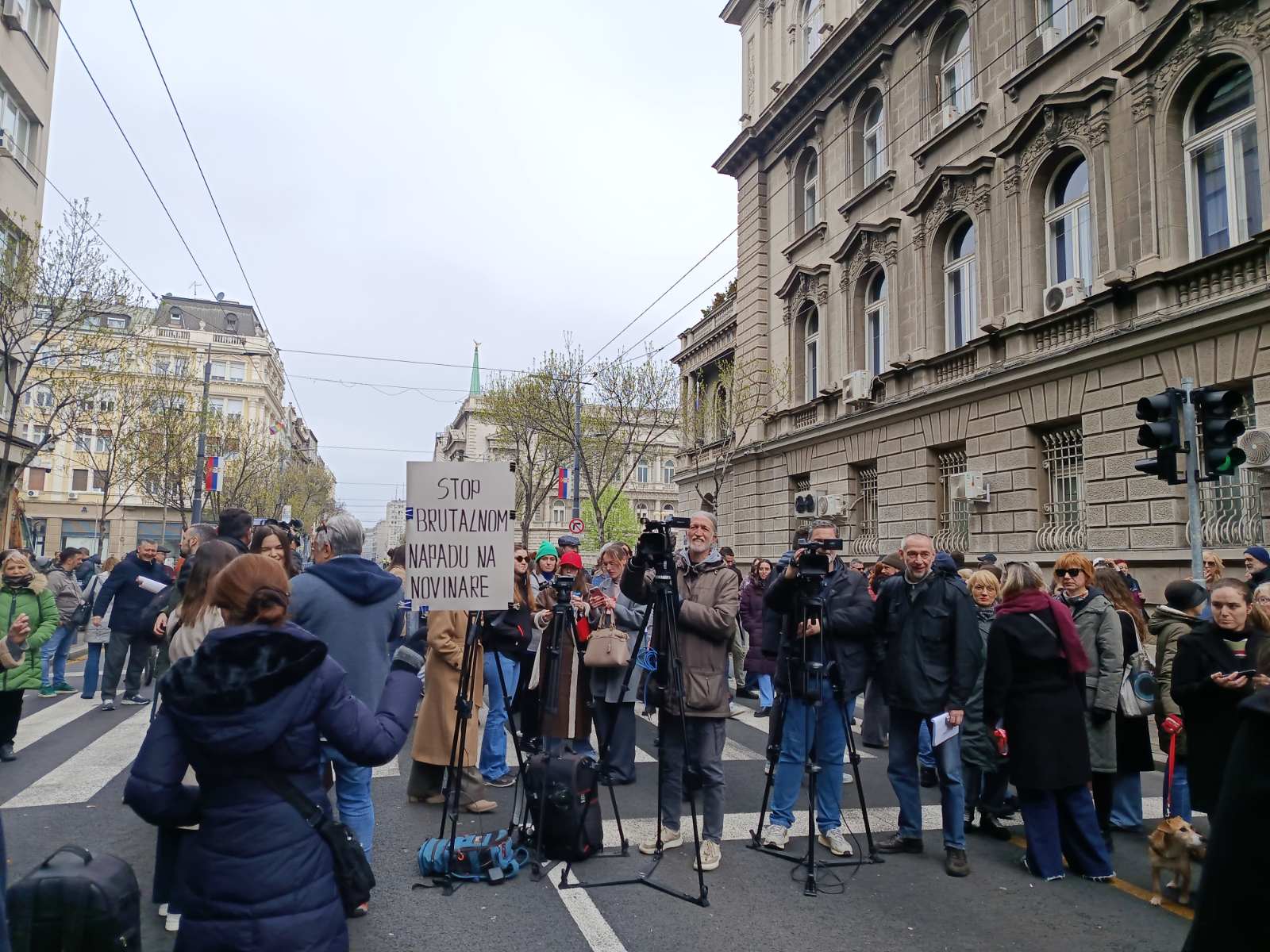 "Vučiću, izađi da pogledaš u oči novinare o čijim životima misliš da možeš da odlučuješ": Protest zbog nasilja ispred Predsedništva 4 medijski protest