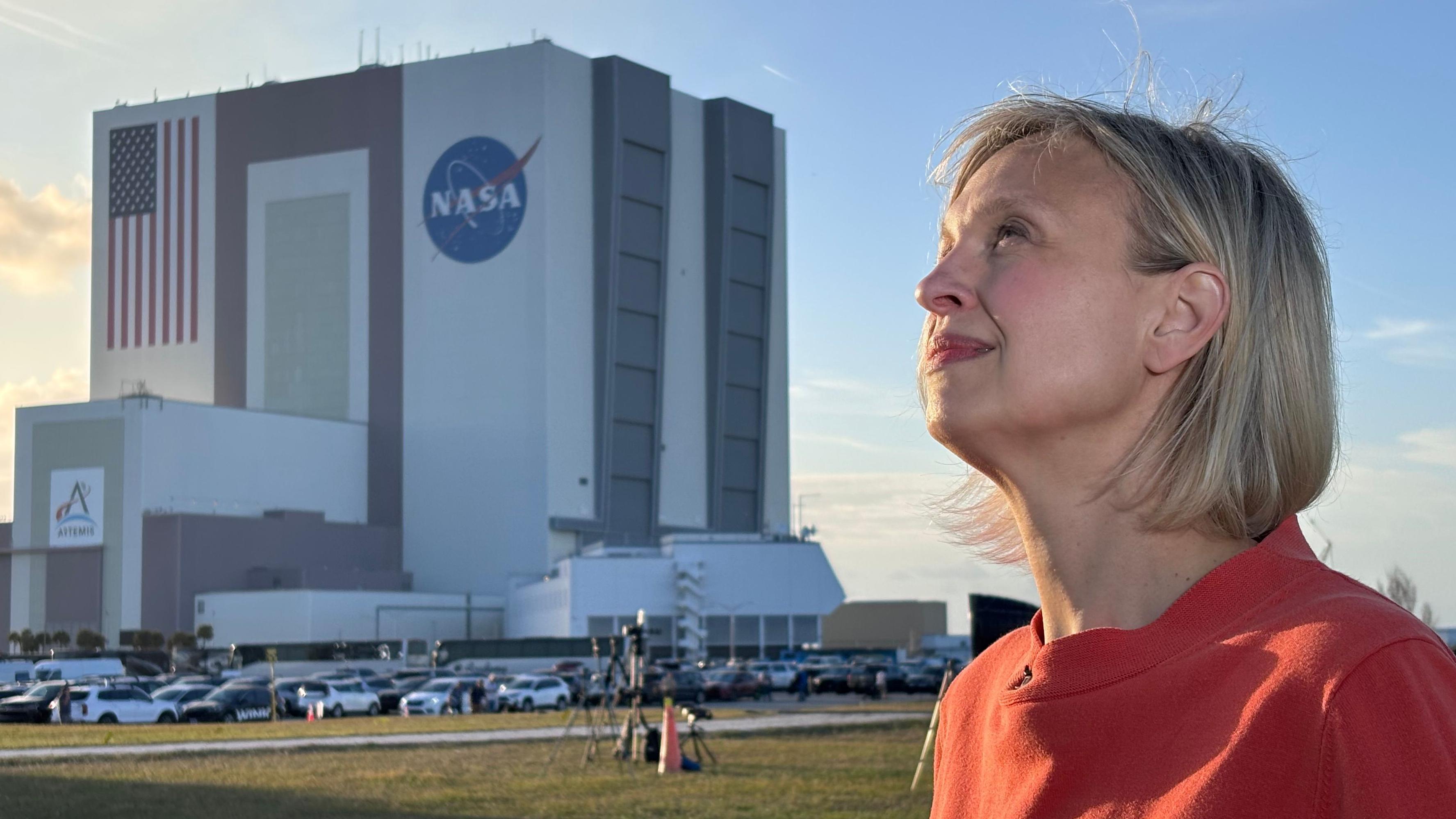 Od uzletanja do spuštanja: BBC novinarka o praćenju istorijske misije do Meseca 1 Rebeka Morel nedaleko od zgrade kontrole misije Američke svemirske agencije (NASA)