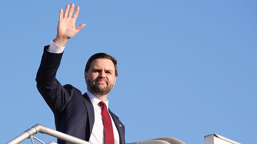 Počela američka blokada iranskih luka 3 Potpredsednik Džej Di Vens maše