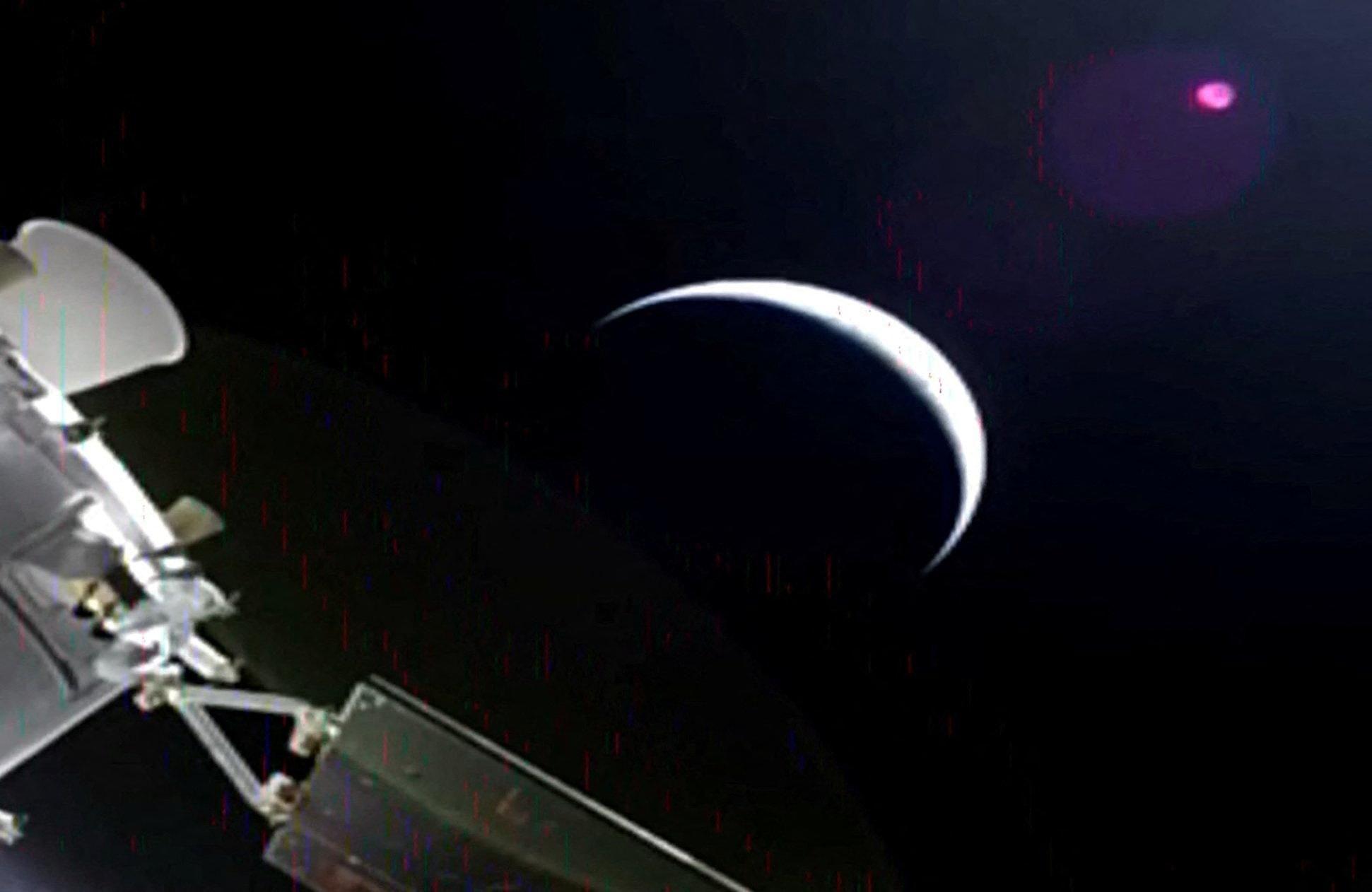 Artemis Dva ide ka udaljenoj strani Meseca, fascinantne fotografije Zemlje 6 Blago zrnasta slika sa Oriona prikazuje planetu - možda Mesec, kao isečak, veći deo koji je u mraku, i deo Oriona u uglu.
