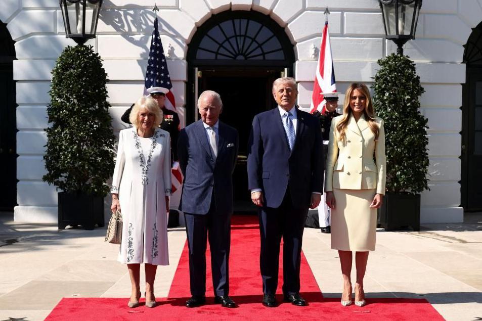 Gardisti, čaj i pčele: Prva zvanična poseta britanskog kraljevskog para Americi 7 Kraljica Kamila, kralj Čarls, američki predsednik Donald Tramp, prva dama Melanija Tramp na crvenom tepihu ispred dva vojnika koji salutiraju