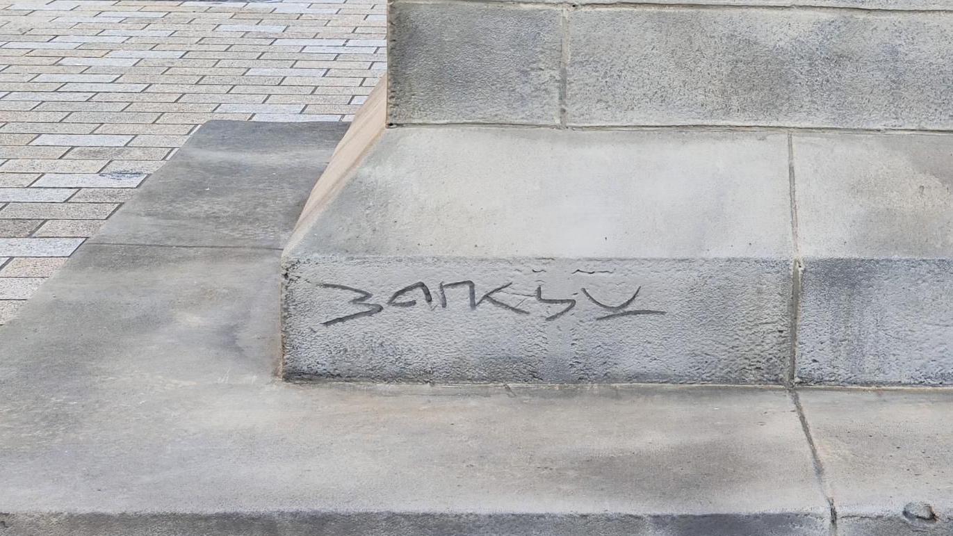 Benksi, benksijeva statua u londonu