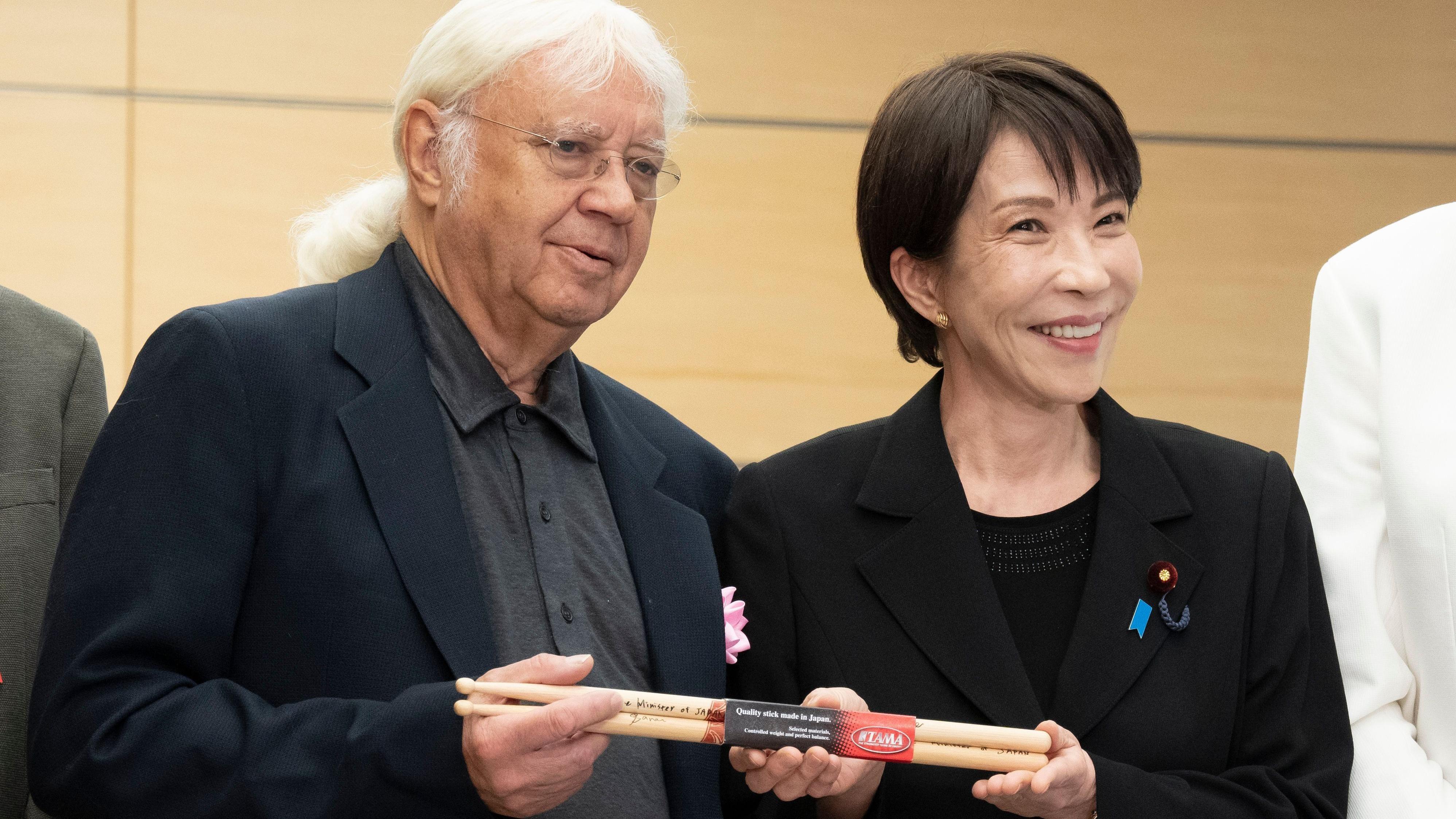 'Ti si moj bog': Susret premijerke Japana i članova benda Dip Parpl 1 Japanska premijerka nasmejano drži palice sa bubnjarom grupe Dip Parl Ijanom Pejsom