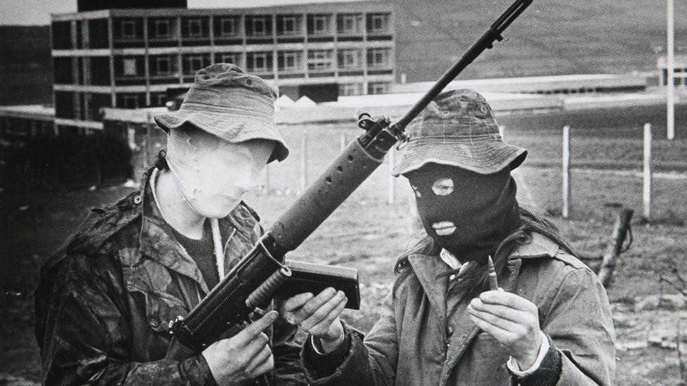 Može li primirje da okonča rat 5 pripadnici IRA pod maskama